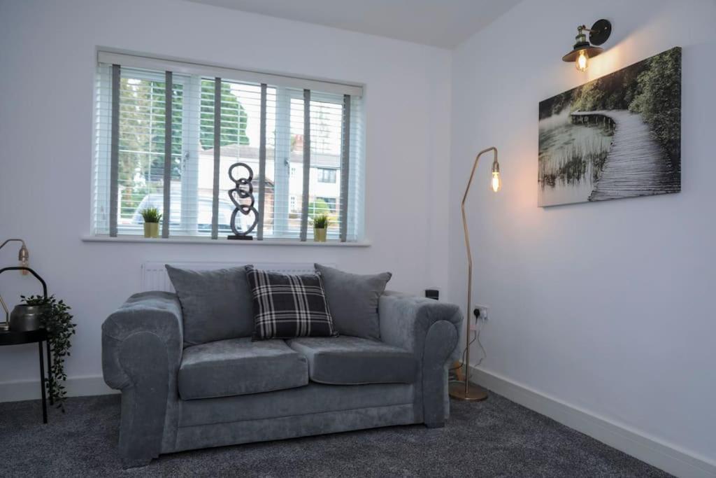 Perfect For Contractors With On Site Parking Villa Brierley Hill Dış mekan fotoğraf